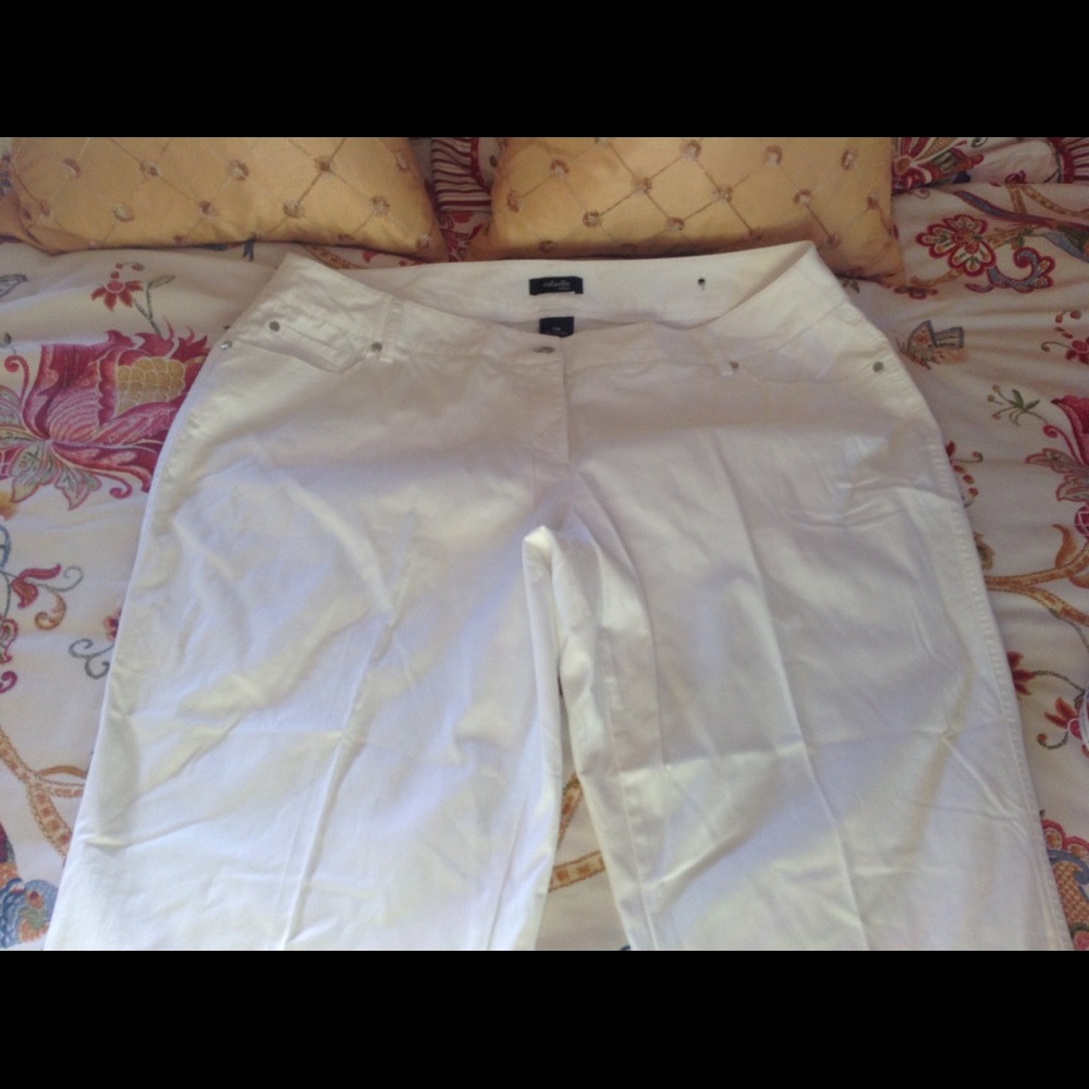 rafaella woman, 18W, white capri’s